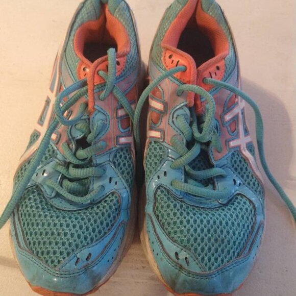 Sneakers, Size 6 - Picture 2 of 3